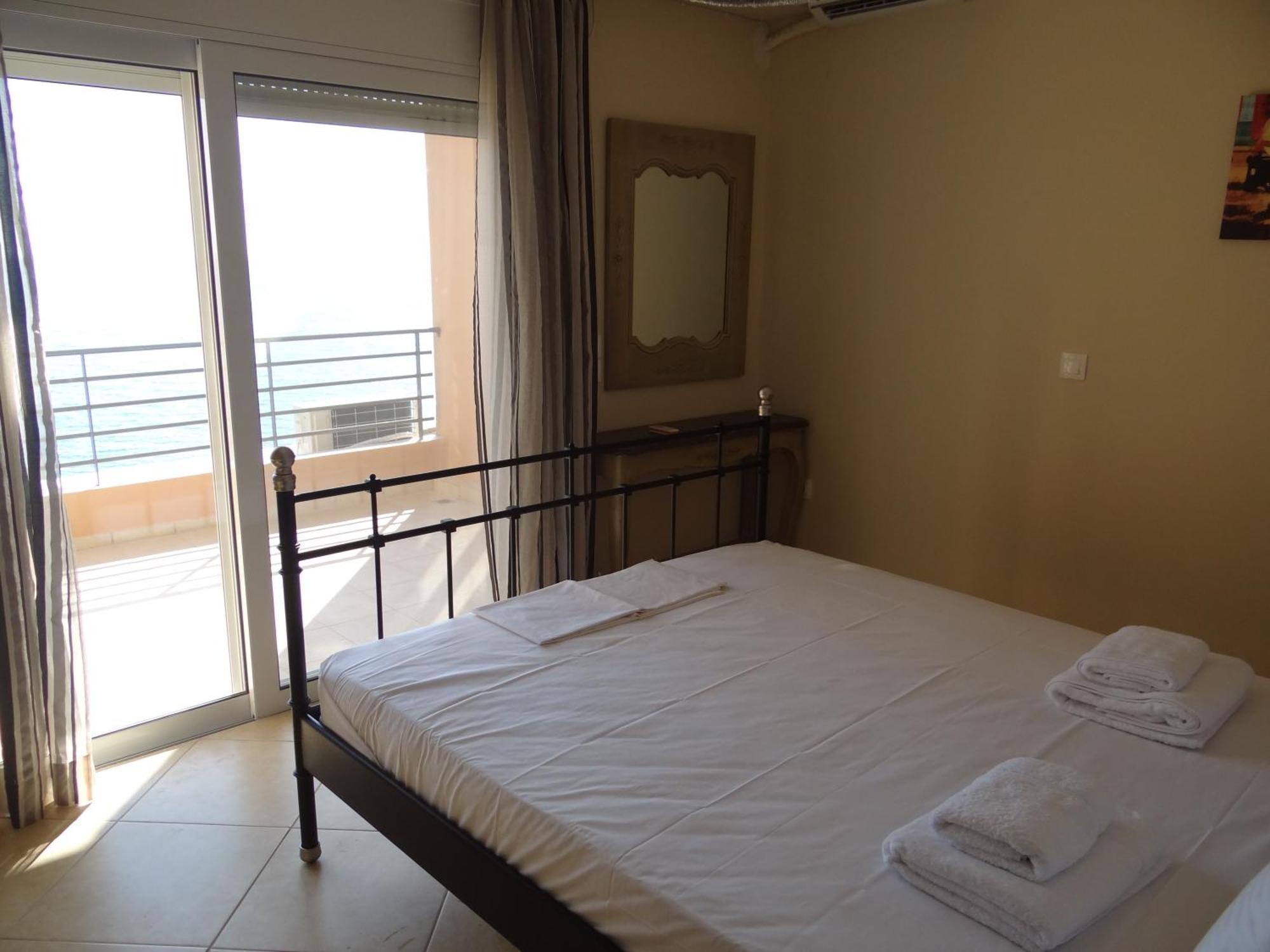 Aperanto House Paralia Loutsas Room photo